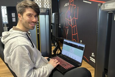 Lukas Hamberger ist Geschäftsführer des Fitnessstudios „Fitomat“ in Augustusburg. Per Laptop und App hält er Kontakt zu Mitgliedern.