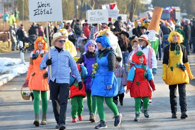 Weinanbau demnächst auch im Erzgebirge? Die Fußgruppe stellte die Weinregion Elbtal dar.