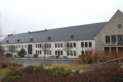 Das Schulgebäude von Bad Elster. Die neue Halle entsteht auf der Rückseite.