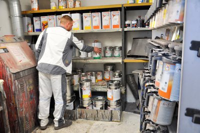 Die Auswahl des richtigen Lacks hängt vom Untergrund, den spezifischen Anforderungen an die Widerstandsfähigkeit und weiteren Faktoren ab.
