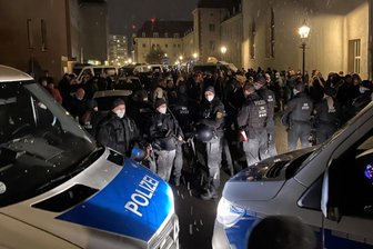 650.000 Euro Corona-Bußgeld verhängt - Polizisten stoppten am 29. November 2021 einen seinerzeit illegalen Corona-Protest in Zwickau. Die Bilanz nach mehreren Stunden: mehr als 170 Anzeigen.