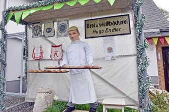650 Jahre Kleinhartmannsdorf: Wer sind die originellen Zeitgenossen? - Bis zum 17. Mai feiern die Kleinhartmannsdorfer Ortsjubiläum. Die liebevoll gefertigten Puppen künden davon.
