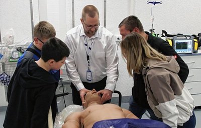 Dozent Sebastian Klöden zeigte beim Tag der offenen Tür die Untersuchungen an der Puppe Adam. Nur zwei derartige in den Niederlanden hergestellte Puppen soll es in Deutschland geben. Sie gelten als Wunderwerk der Technik.