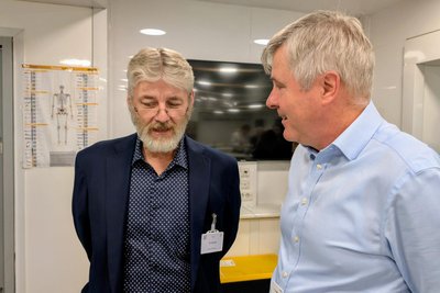 Geschäftsführer des Freiberger Kreiskrankenhauses, Matthias Stolze (l.), informiert sich bei Jörn Ziegenbein von Stryker über die neuen Möglichkeiten in der Trauma-Chirurgie.