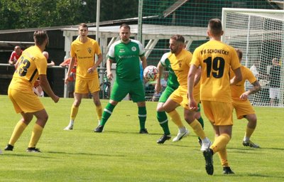 In der ersten Runde des Sachsenpokals warf der VfB Schöneck um Routinier Marcel Schlosser (am Ball) die Kickers aus Markkleeberg (grüne Trikots) mit 4:2 nach Verlängerung aus dem Wettbewerb. Mit Chemie Leipzig wurde dem Vogtlandpokalsieger in Runde 2 ein Traditionsteam zugelost. 