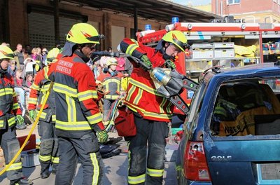 Die Freiwillige Feuerwehr Lengenfeld demonstrierte, wie mit moderner hydraulischer Rettungstechnik Menschen aus eingeklemmten Fahrzeugen befreit werden können. 