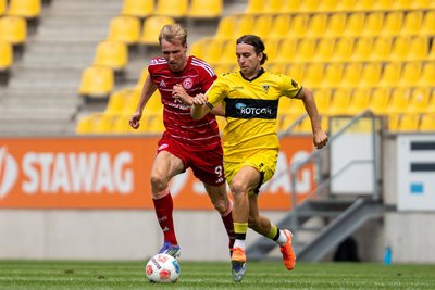 Stürmer Vincent Vermeij (li.), hier im Laufduell mit Gianluca Gaudino von Alemannia Aachen, steht offenbar auf dem Wunschzettel der Dresdner weit oben.
