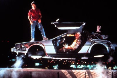 Szenenfoto aus „Zurück in die Zukunft II“ mit dem Delorean-Sportwagen.