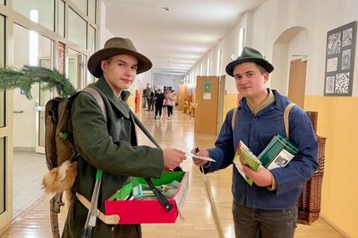 Aaron Ullmann (links) als Karl Stülpner und Lukas Preiß als Bürschtn-Moa. Beide sind Schüler der 10. Klasse an der Oberschule Schönheide.