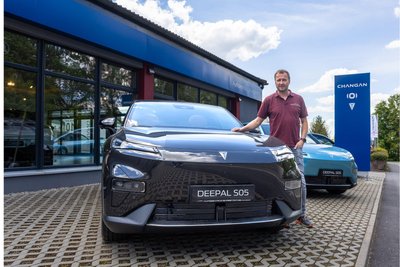 Martin Schulze vor dem Autozentrum Burgstädt und den ersten Fahrzeugen der chinesischen Marke Changan. Zum zehnjährigen Bestehen steigt das Unternehmen in die Elektromobilität ein.