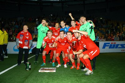 Siegten erneut beim Hallenmasters: Das Team des FSV Zwickau bejubelt den Turniersieg.