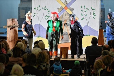 Bei ihrer Benefizvorstellung "Die Bremer Stadtmusikanten" in der Nikolaikirche sammelten die Mitglieder der Märchenbühne Freiberg Spenden zugunsten der Kinderkrebshilfe. Dabei spielten Peggy Jedlicka als Katze, Angelika Leonhardt als Hahn, Sonja Flößner als Hund und Horst Peukert als Esel. 