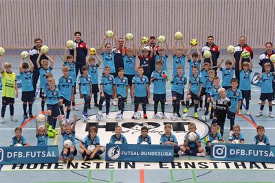 42 Kinder im Alter zwischen acht und zwölf Jahren sind aktuell beim Futsal-Feriencamp des Bundesligisten HOT 05 aktiv. Kim Herterich (hinten, 2. von links) gehört zum Trainerteam und hat viel Spaß bei der Arbeit.