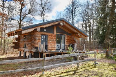 Das moderne Blockhaus ist gefragt. Drei weitere Ferienhäuser im Naturbad Niederwiesa sollen bis nächstes Jahr gebaut werden.