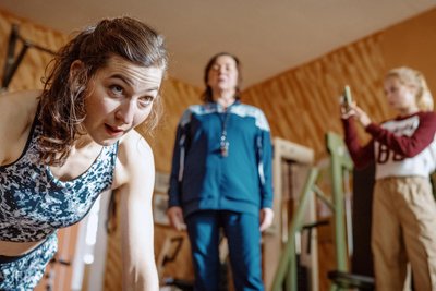 „Fit in Gerlau“ geht viral: Enkelin Emma (Selma Suckfüll, re.) filmt Katleen (Ann-Sophie Schindler, li.) und Christa (Steffi Kühnert, Mitte) beim Training.