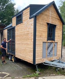 Das Tiny House ist 4 Meter hoch, 2,50 Meter breit, 5,50 Meter lang und besteht aus Fichtenholz.