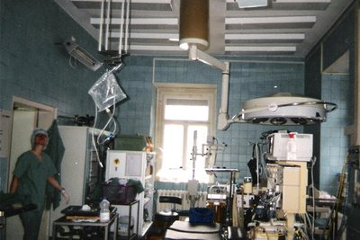 Im Jahr 1994 wurden urologische Operationen noch im Saal der Hals-Nasen-Ohren-Abteilung des Krankenhauses ausgeführt. Beide Bereiche teilten sich den OP-Saal.