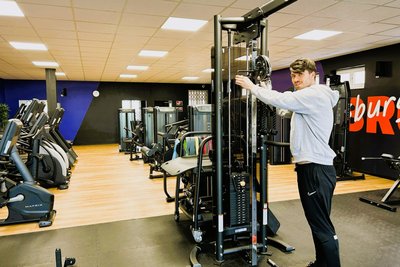 Das Fitnessstudio in der ehemaligen Schlecker-Filiale kann per App selbstständig geöffnet und genutzt werden.