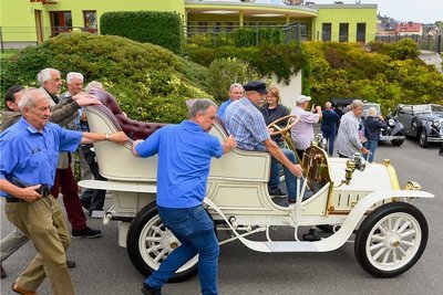 Im September 2020, zur Einweihung der erneuerten Liebaustraße in Reichenbach, besaß der Horch-Nachbau noch keinen funktionstüchtigen Motor und musste deshalb geschoben werden. 