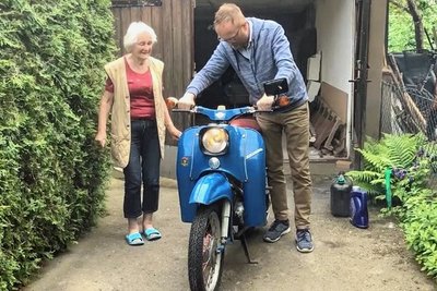 Christian Schmidt bastelte und schraubte gern: Auch die Schwalbe von Astrid Jedlicka (im Foto) brachte er wieder auf Vordermann. "Bis zuletzt hat er daran gebaut", erinnert sich Astrid Jedlickas Tochter Peggy. 