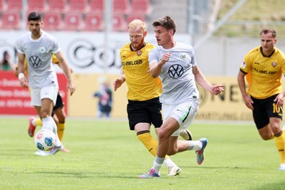 Der Schwede Nils Fröling (li.), hier im Zweikampf mit dem Wolfsburger Joakim Maehle, ist bei Dynamo für das offensive Mittelfeld vorgesehen.