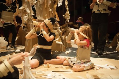 Falten, reißen, bauen in der Hartmannfabrik: "Paper Planet" des Polyglot Theatre