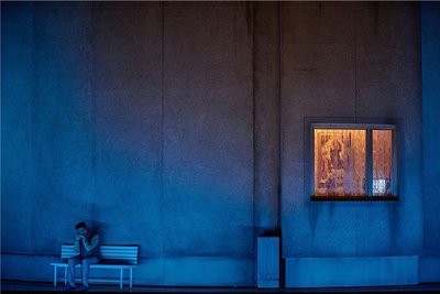 Drinnen läuft Oper im Fernsehen: Die zurückgenommene Außenansicht des Tableaus der Dresdner "Capriccio"-Inszenierung.