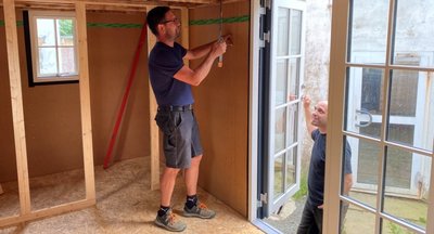 Andreas Hösel (links) und Matthias Vorberg im Tiny House der Firma Erzholzhaus. Bauzeit: knapp drei Wochen.Die Inneneinrichtung fehlt noch. Normalerweise baut die Firma nur große Häuser.