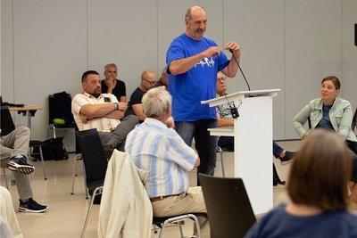 Vertreter aus Vereinen und Plauener Bürgerschaft haben am Dienstagabend ihre Ideen für Sporthalle und Stadtbad vorgebracht. Plauens Bürgermeister-Trio (nicht im Bild) hörte zu. Im Bild: Daniel Onofras vom BC Vogtland am Mikro, rechts lauschte die Bundestagsabgeordnete Yvonne Magwas (CDU). 