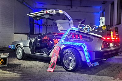 Der dem Film originalgetreu nachempfundene Delorean mit Hoverboard.