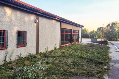 Fast identische Perspektive, mehr als zehn Jahre Unterschied: Wo heute das Autozentrum Burgstädt mit modernen Fahrzeugen und Showroom steht, befand sich einst ein Penny-Markt. Das Foto entstand lange vor dem Umbau des Gebäudes.