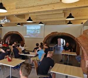Blick in den neuen Clubraum des angrenzenden ÜAZ-Internats, der durch den Umbau des ehemaligen Ziegelei-Ringofens entstanden ist. 