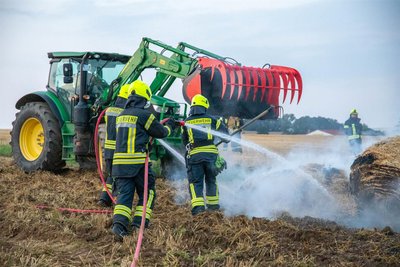 Landwirte unterstützten die Feuerwehrleute bei dem Einsatz nahe Gornau - etwa, um eine Ausbreitung des Feuers zu verhindern.