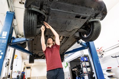 Werkstattmeister Kenneth Irmscher bei Reparaturarbeiten im Autozentrum Burgstädt. Auch künftig bleibt der Betrieb bewusst markenoffen und bietet Service- und Reparaturleistungen unabhängig vom Fahrzeughersteller an.