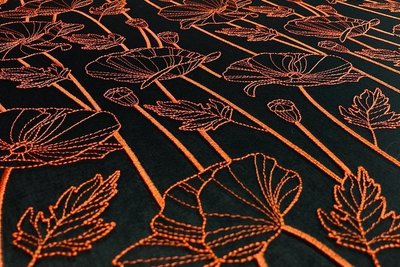 Gesticktes Bekenntnis zur Natur: Mohnblumen aus der neuen Bio-Kollektion für 2022. Es ist eines der Muster, das in Zusammenarbeit mit Studierenden der Westsächsischen Hochschule in Schneeberg entstand. 