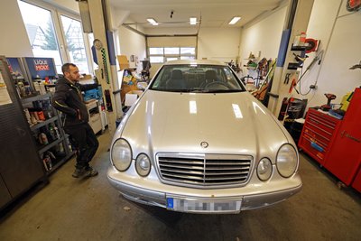 Der Abgasreiniger wurde zwischen Samstagabend und Montagfrüh aus dem 22 Jahre alten Mercedes Benz geschnitten.