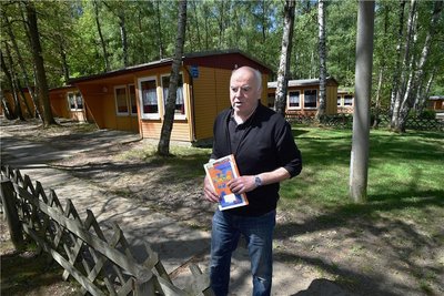 Geschäftsführer Gunter Kosalla vor dem Feriendorf "Hoher Hain" in Limbach-Oberfrohna. 