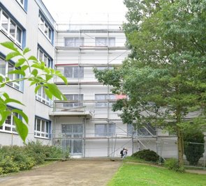 Der Haupteingang der Grundschule befindet sich künftig im Anbau. Der Giebel erhält demnächst noch eine Rettungstreppe. 