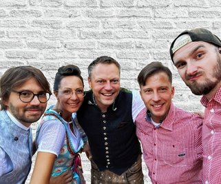 Sebastian Nietzold, Romy Cadabra, Markus Brückner, Thomas Schulz, Maks Krüger (v.l.) im Trachtenmodus.