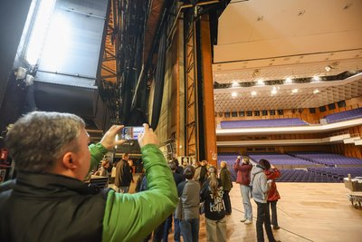 Die Stadthalle Chemnitz aus ungewöhnlicher Perspektive. Bei Führungen können Besucher einen Blick hinter die Kulissen werfen, wie hier auf und hinter der Bühne des Saals, in dem bis zu 3000 Besucher Platz finden.