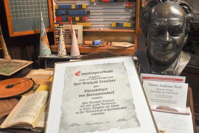 Dokumente, Bilder und Exponate zur Geschichte der Hartmannsdorfer Schule sowie zu bedeutenden Persönlichkeiten, die der Heimatverein bewahrt, werden im Museum in der Carl-Kirchhof-Straße 27 gezeigt.