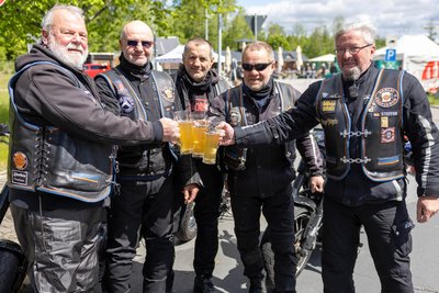 Die fünf Biker Ralf, Bodo, Detlef, Micha und Steffen (v.l.) aus Cottbus hielten auf dem Heimweg mal kurz an der Freiberger Brauerei an, sie waren seit Dienstag unterwegs in der Region.