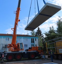 Das gibt es in der Servicewohnanlage in Crimmitschau nicht jeden Tag zu sehen. Der DRK-Kreisverband lässt Balkone liefern und anbauen.