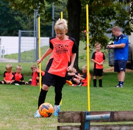 Für das DFB-Fußball-Abzeichen mussten die Campteilnehmer an verschiedenen Stationen - wie hier im Slalomlauf - ihr Können zeigen. 