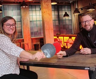 Lisa Runkel und Thomas Waldheim holen Afterworkpartys vom Stausee in den Kraftverkehr. 