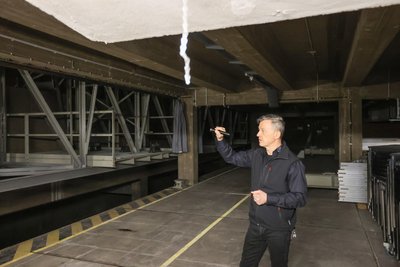 Bühnenmeister Heiko Schwalbe mit einem Einblick in die Unterwelt. Hierhin verschwinden die Besucherstühle des Großen Saals, etwa vor Rockkonzerten.