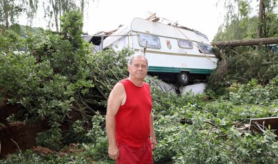 Rolf Teicher aus Gera hatte bei der Windhose auf dem Campingplatz an der Koberbachtalsperre mehr Glück als sein Nachbar.