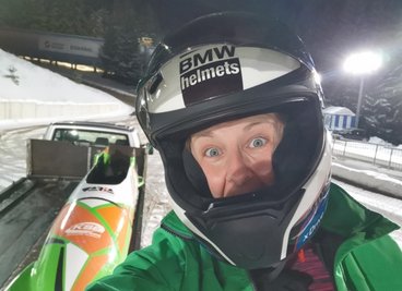 Cathleen Martini kann es auch heute noch: Als Gästepilotin chauffiert sie ab und an mutige Touristen die Altenberger Bahn hinunter. 