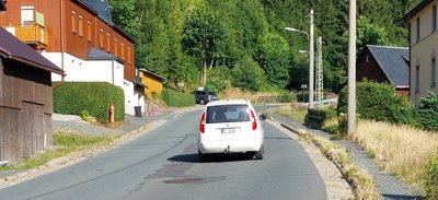 Die in den vergangenen Jahren vielfach notdürftig geflickte AuerbacherStraße/B 283 in Klingenthal (Foto) wird grundhaft saniert. 