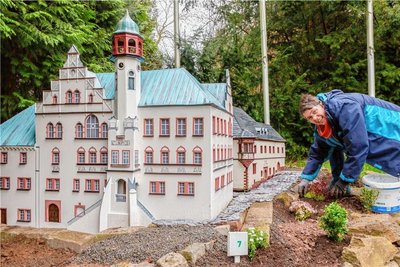 Auch der Oederaner Verein Klein-Erzgebirge sucht ehrenamtliche Mitstreiter. Im Bild Viola Uhlig bei der Pflege der Außenanlagen am Miniatur-Rathaus Joachimsthal. 